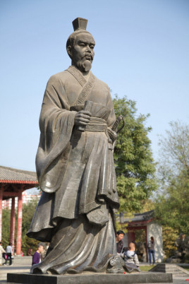 历史上赵佗能建立南越国称帝，是如何做到的？