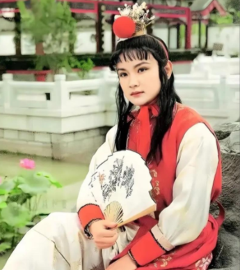 贾宝玉：封建礼教下的叛逆灵魂与人性觉醒者